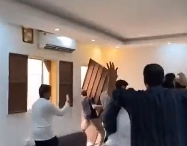 Chi có bóng đá mới tạo ra được những cảm xúc thế này. Ảnh: Twitter. Chi có bóng đá mới tạo ra được những cảm xúc thế này. Ảnh: Twitter.