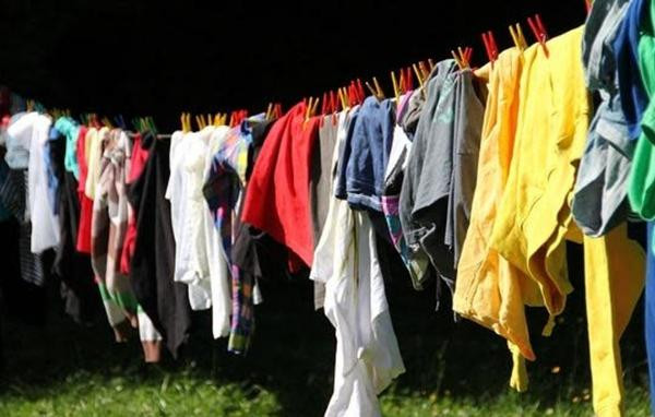 Một người đã rất sốc khi đi làm về và thấy nhiều quần áo lạ được phơi ở nhà mình. Ảnh minh họa: Cleancult. Một người đã rất sốc khi đi làm về và thấy nhiều quần áo lạ được phơi ở nhà mình. Ảnh minh họa: Cleancult.
