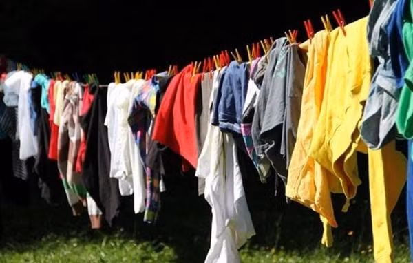 Một người đã rất sốc khi đi làm về và thấy nhiều quần áo lạ được phơi ở nhà mình. Ảnh minh họa: Cleancult.