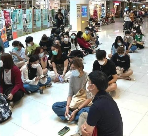 Các fan Thái Lan chờ mua vé ở một điểm bán vé offline. Ảnh: Central Pinklao. Các fan Thái Lan chờ mua vé ở một điểm bán vé offline. Ảnh: Central Pinklao.