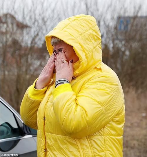 Cô Ableyeva bật khóc sau khi hoàn thành "nhiệm vụ". Ảnh: Bernadett Szabo/ Reuters.