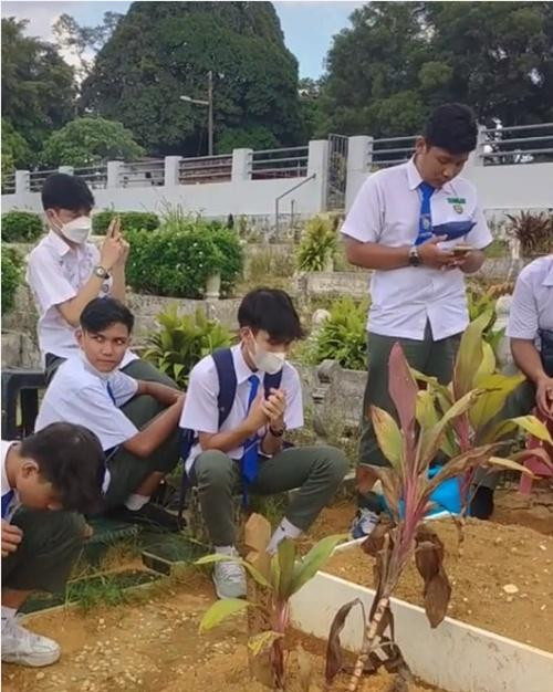 Các bạn ấy muốn cảm ơn cô giáo và tin rằng cô vẫn nghe thấy. Ảnh: Azeem. Các bạn ấy muốn cảm ơn cô giáo và tin rằng cô vẫn nghe thấy. Ảnh: Azeem.