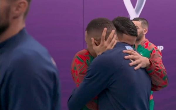 Mấy ai có được tình bạn thế này. Ảnh: BBC Sport.