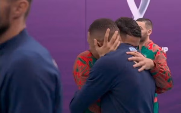 Mấy ai có được tình bạn thế này. Ảnh: BBC Sport.