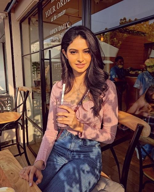 Manasa là người khá vui tính, cô từng nói cô thích chọn đồ uống theo... màu trang phục của mình. Ảnh: Instagram.