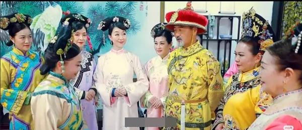 Các bà đều được biến mơ ước thành hiện thực: Trở thành diễn viên trong phim cung đấu. Ảnh: Xiaohongshu.