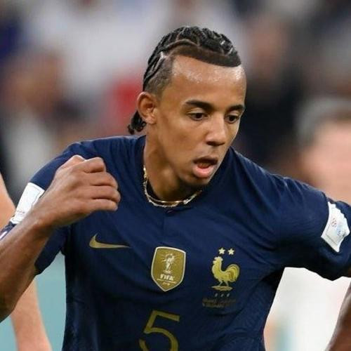 Ai cũng nhìn thấy rất rõ sợi dây chuyền của Kounde. Ảnh: Twitter. Ai cũng nhìn thấy rất rõ sợi dây chuyền của Kounde. Ảnh: Twitter.