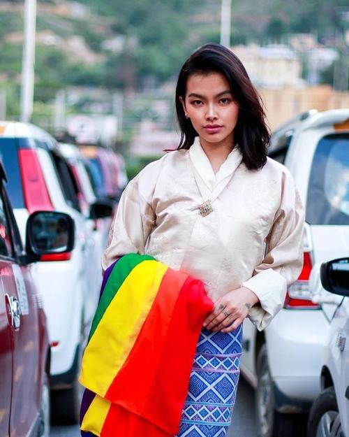 Tashi có vẻ hơi lạnh và kiêu kỳ. Tashi có vẻ hơi lạnh và kiêu kỳ.