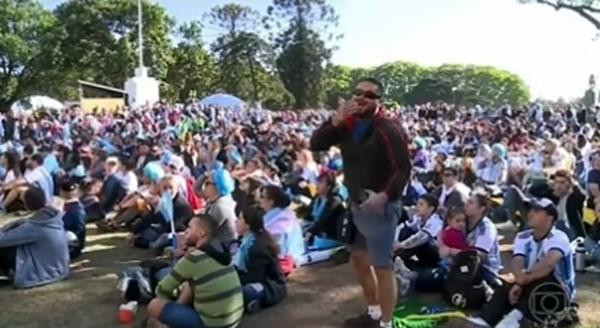 Fan Brazil lén ngồi xem cùng các fan Argentina, nhưng mong muốn thì có thể ngược hẳn với các fan Argentina. Ảnh: Twitter. Fan Brazil lén ngồi xem cùng các fan Argentina, nhưng mong muốn thì có thể ngược hẳn với các fan Argentina. Ảnh: Twitter.