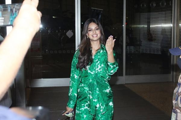 Harnaaz hôn gió trước khi rời đi. Ảnh: Zeenews. Harnaaz hôn gió trước khi rời đi. Ảnh: Zeenews.