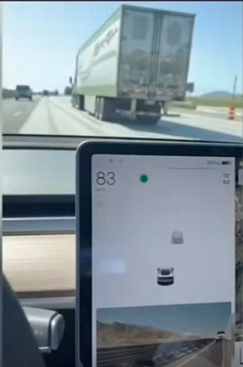 Xe cứ thế chạy với tốc độ 83 dặm/ giờ (133,5km/ giờ), làm thế nào đây? Ảnh: ABC 7.
