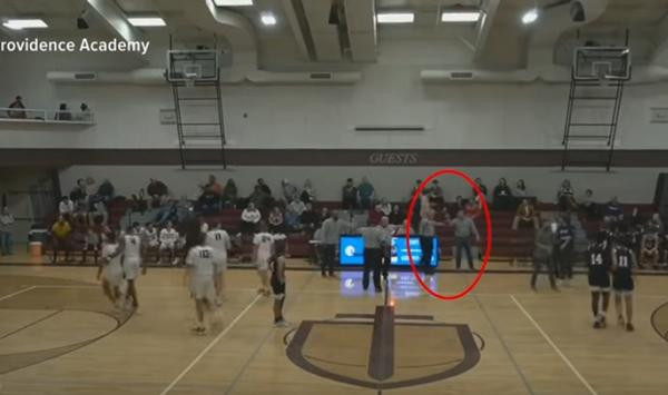 Phụ huynh chỉ tay vào mặt trọng tài để cãi vã, mắng mỏ. Ảnh: WBIR Channel 10.