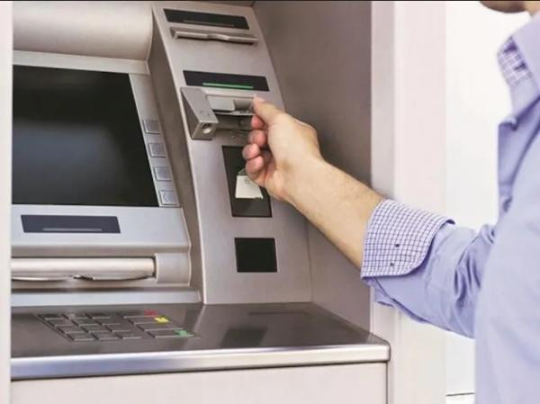 Việc cây ATM nhả ra tiền giả khiến nhiều người Ấn Độ rất tức giận. Ảnh minh họa: Business Standard. Việc cây ATM nhả ra tiền giả khiến nhiều người Ấn Độ rất tức giận. Ảnh minh họa: Business Standard.