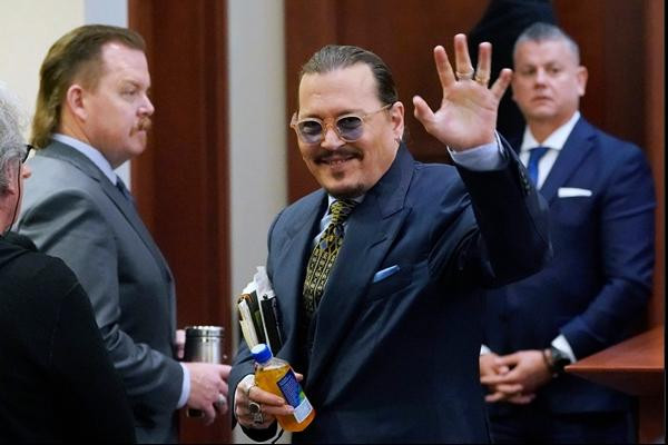 Chưa đầy nửa năm trước, trông Depp rất khác biệt. Ảnh: AP. Chưa đầy nửa năm trước, trông Depp rất khác biệt. Ảnh: AP.