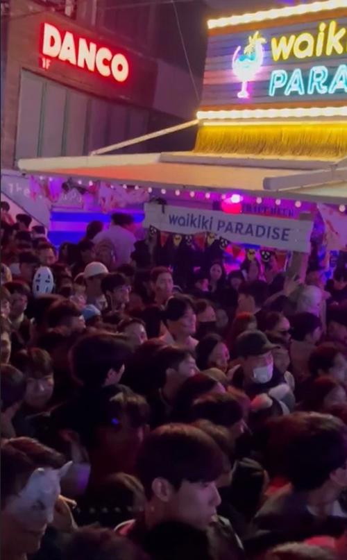 Ước tính gần 100.000 người đã đổ về khu Itaewon tối qua. Ảnh: @yusoy**/ Twitter.