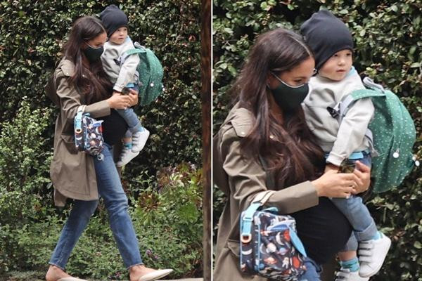 Ảnh Meghan và con trai Archie được cho là &quot;bị rò rỉ&quot; ngay trước sinh nhật Hoàng tử Louis. Ảnh: Twitter.