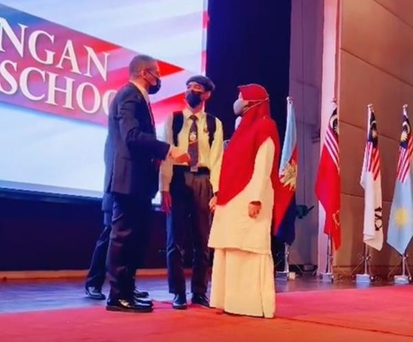 Bộ trưởng Quốc phòng dặn dò nam sinh trước khi cậu ấy rời khỏi sân khấu. Ảnh: Facebook. Bộ trưởng Quốc phòng dặn dò nam sinh trước khi cậu ấy rời khỏi sân khấu. Ảnh: Facebook.