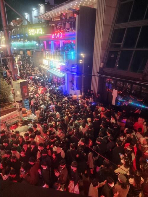 Đám đông chật ních tới mức gần như không thể thở. Ảnh: Will Ripley/ Twitter.