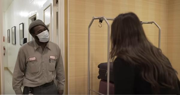 Harnaaz lễ phép cúi chào người mang hành lý giúp cô khi đến nơi ở mới. Ảnh: MUO. Harnaaz lễ phép cúi chào người mang hành lý giúp cô khi đến nơi ở mới. Ảnh: MUO.