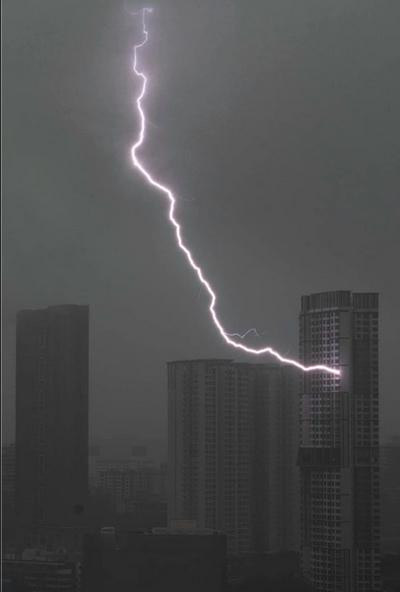 Ảnh tia sét kỳ lạ. Ảnh: Mak Wei Seng. Ảnh tia sét kỳ lạ. Ảnh: Mak Wei Seng.