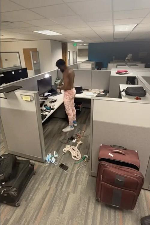 Bày đồ đạc ra cabin của mình tại công ty. Ảnh: Simon Jackson. Bày đồ đạc ra cabin của mình tại công ty. Ảnh: Simon Jackson.