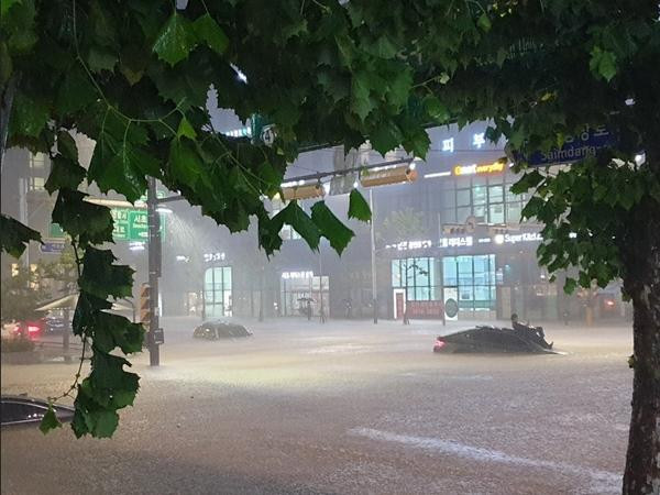 Ở một góc ảnh khác, trông anh ấy như thể đang phơi nắng ở bãi biển. Ở một góc ảnh khác, trông anh ấy như thể đang phơi nắng ở bãi biển.