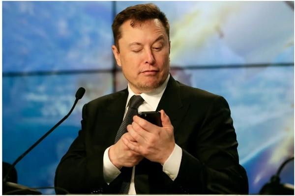 Elon Musk sẽ làm những gì với Twitter? Ảnh: AP. Elon Musk sẽ làm những gì với Twitter? Ảnh: AP.