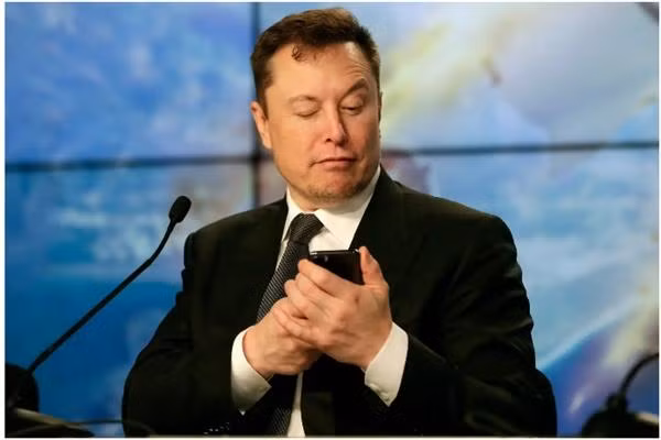 Elon Musk sẽ làm những gì với Twitter? Ảnh: AP.