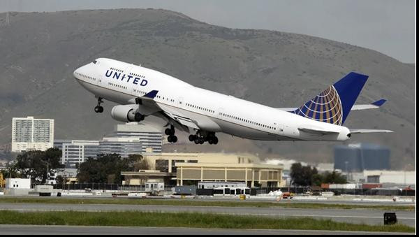 Tín hiệu điện thoại hóa ra không ảnh hưởng gì đến máy móc thiết bị của máy bay. Ảnh minh họa: Eric Risberg/ AP.