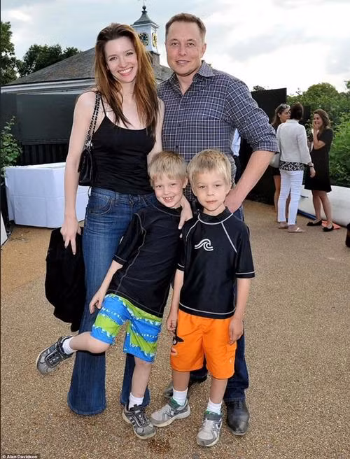 Elon Musk và người vợ thứ hai, Talulah Riley, cùng cặp con trai sinh đôi với người vợ đầu (Xavier và Griffin). Cặp sinh đôi này đã vừa tròn 18 tuổi. Ảnh: Alan Davidson.