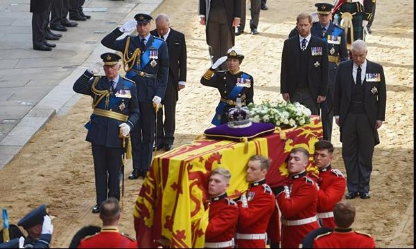 Linh cữu của Nữ hoàng Anh được đưa đến Westminster Hall. Ảnh: Christian Sinibaldi/ The Guardian. Linh cữu của Nữ hoàng Anh được đưa đến Westminster Hall. Ảnh: Christian Sinibaldi/ The Guardian.