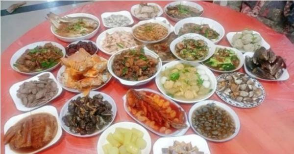 Cả một bàn đầy các món ăn ngày Tết của nhà Huang. Ảnh: Oriental Daily. Cả một bàn đầy các món ăn ngày Tết của nhà Huang. Ảnh: Oriental Daily.