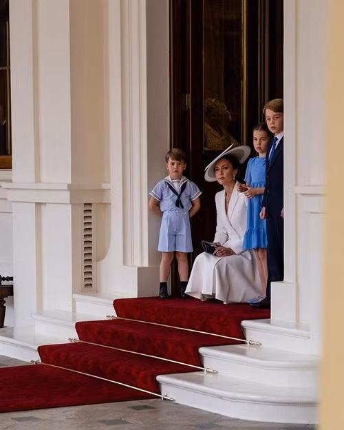 Một hình ảnh "hậu trường" mà gia đình xứ Cambridge đăng sau Đại lễ. Ảnh: Instagram.