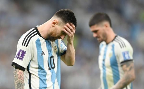 Messi trông có vẻ rất sốc sau khi Mbappe gỡ hòa cho đội tuyển Pháp. Ảnh: FIFA via Getty.