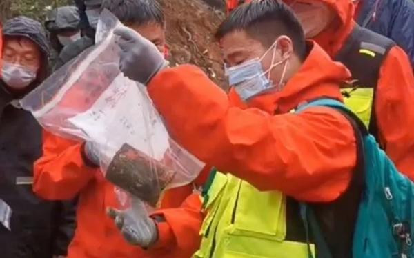 Một hộp đen của MU5735 đã được tìm thấy. Ảnh: CGTN. Một hộp đen của MU5735 đã được tìm thấy. Ảnh: CGTN.