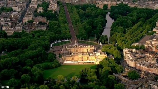 Cả thành phố vẫn còn nhá nhem tối, chỉ trừ Cung điện Buckingham. Ảnh: ITN. Cả thành phố vẫn còn nhá nhem tối, chỉ trừ Cung điện Buckingham. Ảnh: ITN.