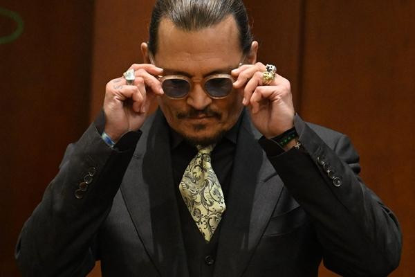 Depp không thể tin nổi cách "trả đũa" của Heard sau trận cãi nhau. Ảnh: Jim Watson/ Pool/ AFP via Google Images. Depp không thể tin nổi cách "trả đũa" của Heard sau trận cãi nhau. Ảnh: Jim Watson/ Pool/ AFP via Google Images.