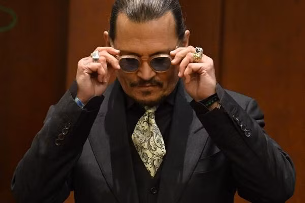 Depp không thể tin nổi cách "trả đũa" của Heard sau trận cãi nhau. Ảnh: Jim Watson/ Pool/ AFP via Google Images.