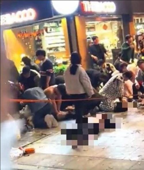 Nhiều người nằm bất động trên vỉa hè. Ảnh: @chloepa**/ Twitter.