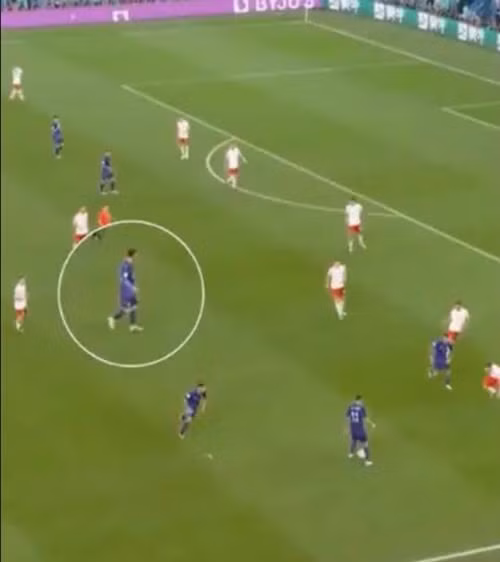 Messi rất hay đi bộ trong trận đấu, thay vì chạy. Ảnh: BBC.