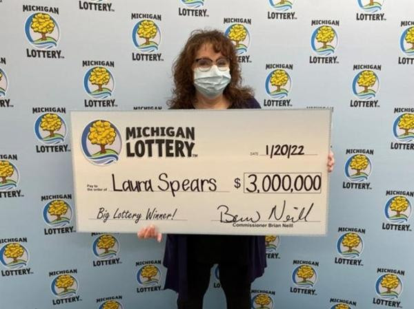 Cô Laura đã nhận giải sau khi nhìn thấy email thông báo ở trong mục Thư rác. Ảnh: Michigan Lottery. Cô Laura đã nhận giải sau khi nhìn thấy email thông báo ở trong mục Thư rác. Ảnh: Michigan Lottery.