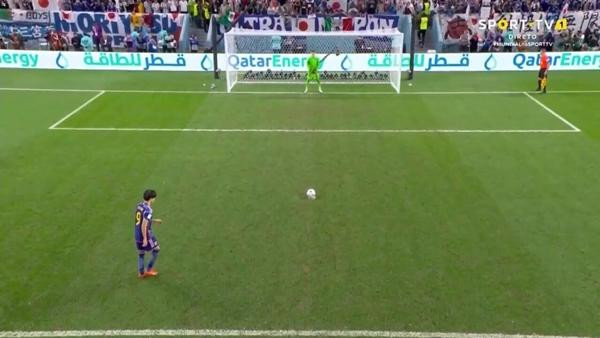 Livakovic đứng yên, rất bình tĩnh, mọi sức ép dồn lên cầu thủ Nhật Bản. Ảnh: The Athletic. Livakovic đứng yên, rất bình tĩnh, mọi sức ép dồn lên cầu thủ Nhật Bản. Ảnh: The Athletic.