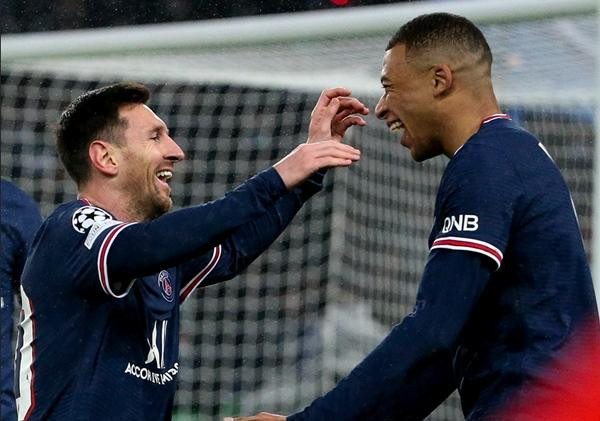 Messi và Mbappe là đồng đội ở PSG. Ảnh: Football Espana.