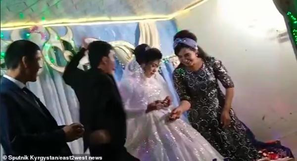 Ai mà ngờ một trò chơi vui trong đám cưới lại dẫn tới hậu quả kém vui. Ảnh: Sputnik. Ai mà ngờ một trò chơi vui trong đám cưới lại dẫn tới hậu quả kém vui. Ảnh: Sputnik.