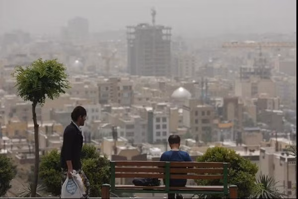 Thành phố có màu xám do mức độ ô nhiễm không khí cao ở Tehran (Iran) vào ngày 8/5/2022. Ảnh: Fatemeh Bahrami/ Anadolu Agency. Thành phố có màu xám do mức độ ô nhiễm không khí cao ở Tehran (Iran) vào ngày 8/5/2022. Ảnh: Fatemeh Bahrami/ Anadolu Agency.