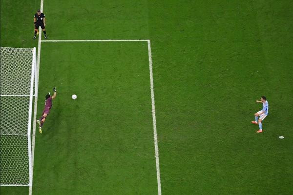 Các cầu thủ Tây Ban Nha đã tập sút penalty hàng nghìn lần nhưng vẫn không thành công ở loạt luân lưu. Ảnh: Sportskeeda.