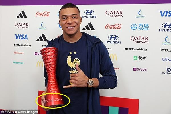 Một trong những lần Mbappe cố tình che tên nhà tài trợ khi nhận giải MOTM. Ảnh: FIFA via Getty.