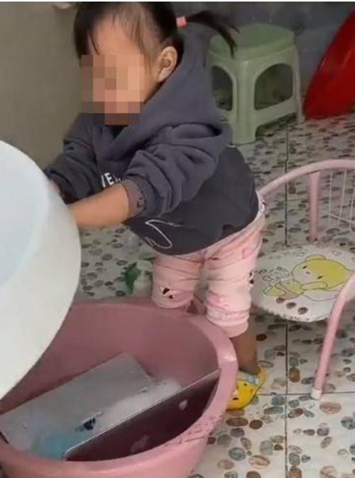 Con gái rửa laptop giúp bố. Ảnh: Weibo. Con gái rửa laptop giúp bố. Ảnh: Weibo.