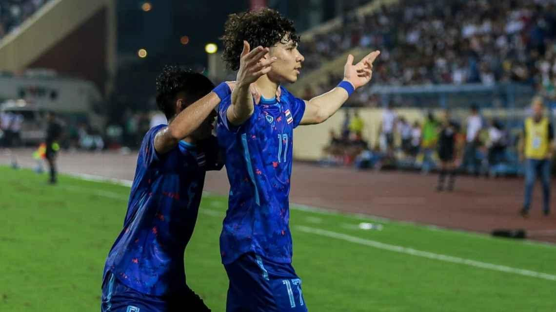 Nhiều tờ báo Singapore viết rằng Ben Davis "trở lại để "gây ám ảnh" cho Singapore". Ảnh: Football Association of Thailand. Nhiều tờ báo Singapore viết rằng Ben Davis "trở lại để "gây ám ảnh" cho Singapore". Ảnh: Football Association of Thailand.