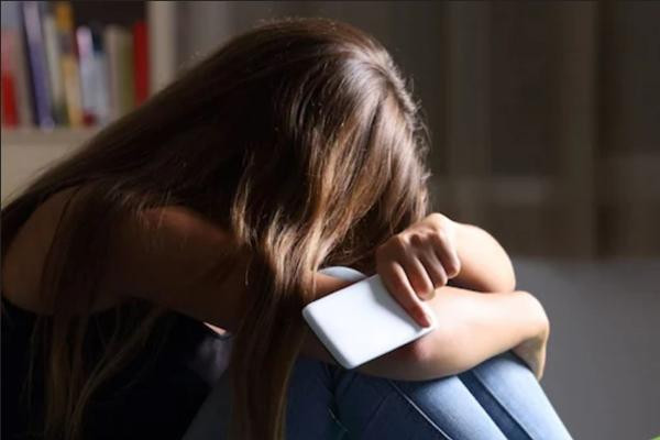 Bệnh nhân khóc khi đi khám bệnh cũng bị bệnh viện tính phí. Ảnh minh họa: News18.